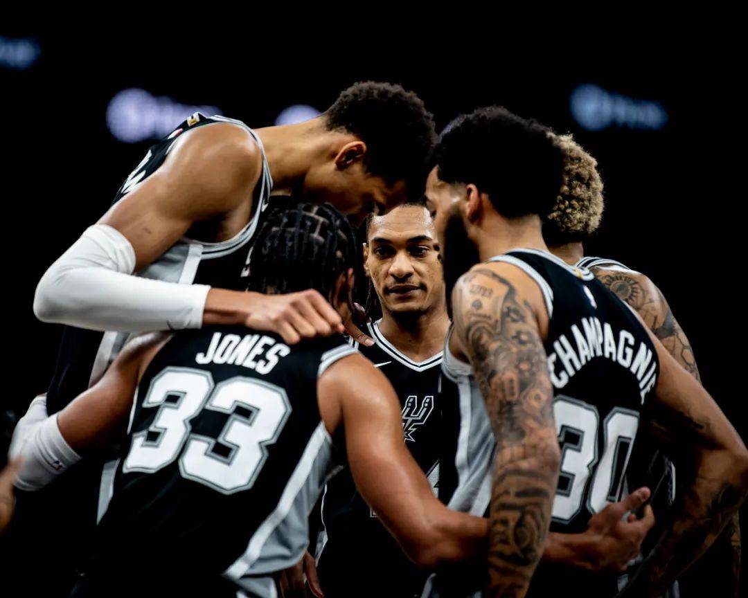 迫使他在非 迫使他在非